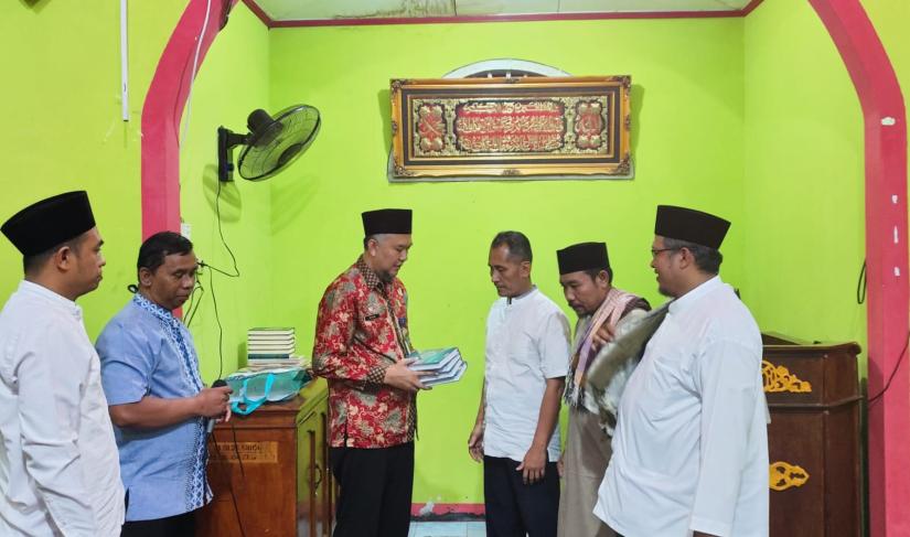 Achmad Brahmantyo membagikan wakaf Al Quran bagi warga binaan
