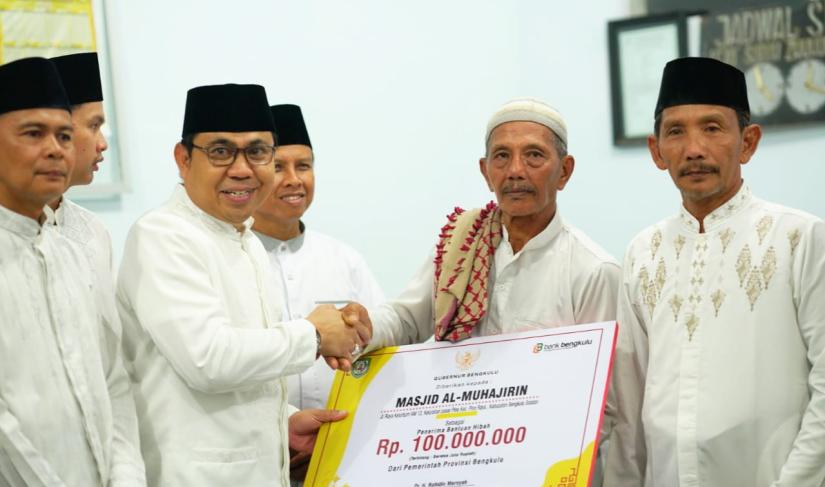 Asisten I Pemkab Bengkulu Selatan Irsan Kasiri Berikan Banuan Hibah Pembangunan Masjid Di Desa Pino Raya
