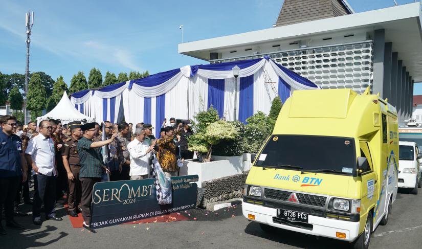Gubernur Bengkulu melepas acara Kick Off Semarak Rupiah Ramadhan dan Berkah Idul Fitri (SERAMBI 2024) di halaman parkir kantornya pada hari Senin (18/3). 