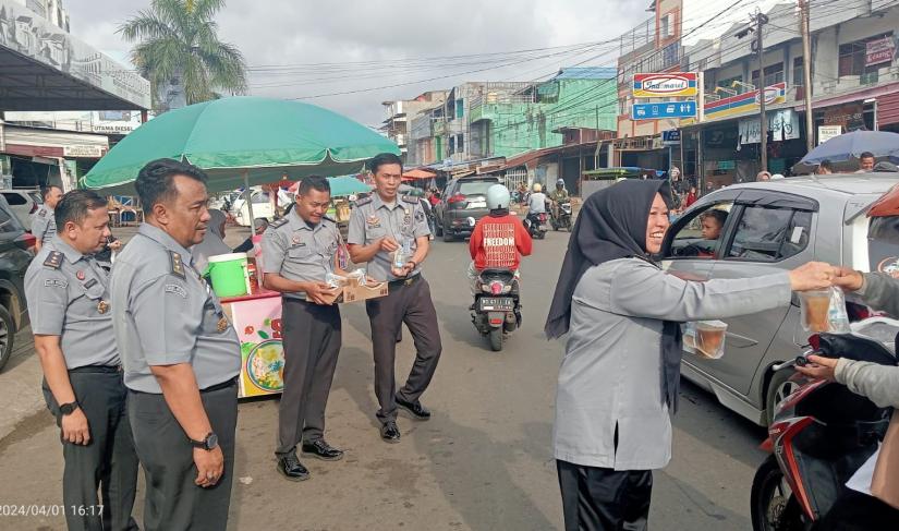 Kemenkumham Bengkulu berbagi takjil geratis