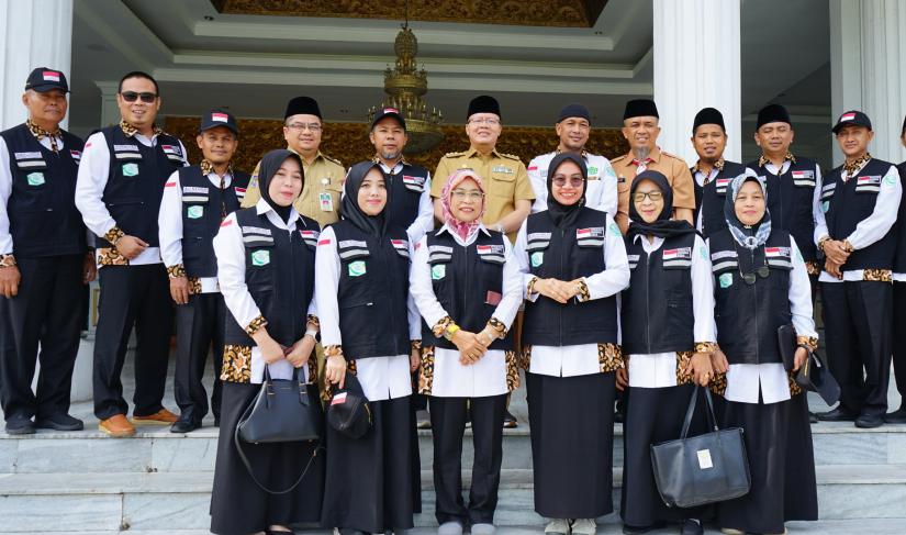  TPHD Bengkulu menyampaikan laporan kepada Gubernur Bengkulu Rohidin Mersyah di Balai Raya Semarak Bengkulu, pada Senin (15/07).