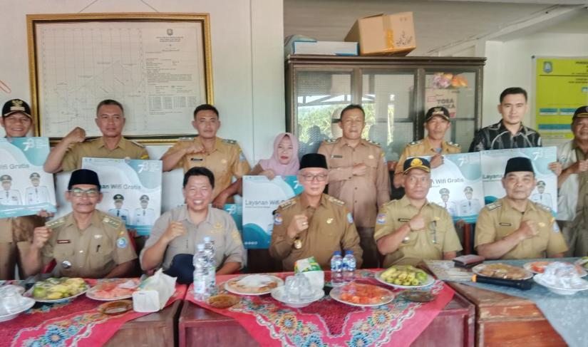 Foto bersama Pemda Kaur dan kades setelah penyerahan secara simbolis wifi econet plus gratis kepada desa di kecamatan Maje, Selasa (16/07/2024).