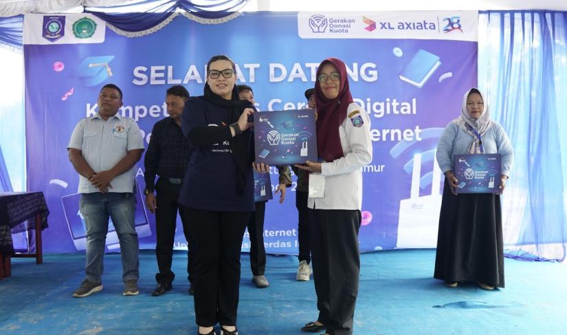 Group Head XL Axiata West, Desy Sari Dewi (tengah) saat penyerahan Program Gerakan Donasi Kuota (GDK). XL Axiata kembali menyalurkan manfaat Program Gerakan Donasi Kuota kepada lembaga pendidikan di Indonesia. Kali ini Madrasah Aliyah Muhammadiyah, Kecamatan Gantung, Belitung Timur, Provinsi Kepulauan Bangka Belitung menjadi lokasi penyaluran manfaat GDK, Selasa (17/12). 