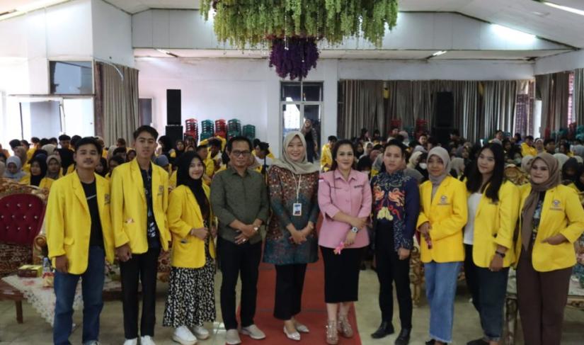 Hj. Elisa Ermasari, S.Mn (Tengah 'Berpakaian Pink')