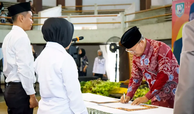 Gubernur Provinsi Bengkulu, Rohidin Mersyah, secara resmi menyerahkan Surat Keputusan (SK) Pengangkatan Pegawai Pemerintah dengan Perjanjian Kerja (PPPK) Formasi Tahun 2023
