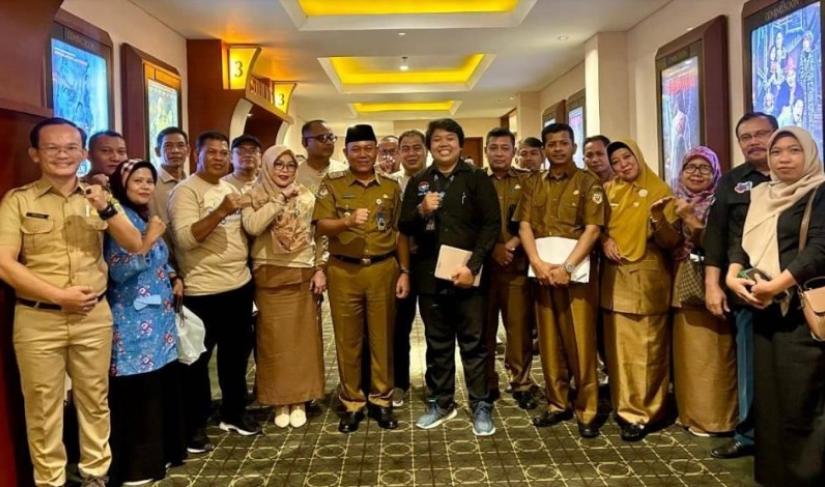 Nonton bareng (nobar) film “Keluar Main 1994” sebagai bagian dari upaya mereka untuk meningkatkan kesadaran akan pentingnya pendidikan karakter melalui media film. Acara ini berlangsung pada Selasa, 3 September 2024, di Mega 21 Cinema, Mega Mall Bengkulu.