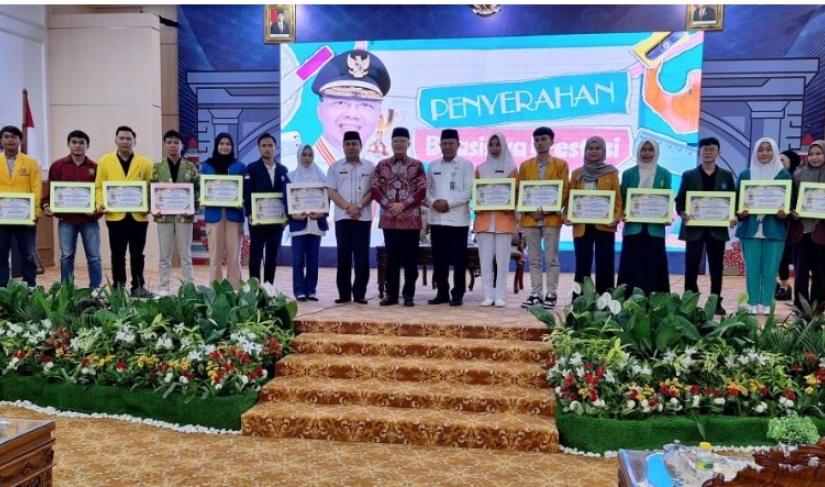 Pemerintah Provinsi Bengkulu kembali menunjukkan komitmennya dalam mendukung pendidikan tinggi dengan menyerahkan Beasiswa Mahasiswa Berprestasi Tahun 2024 di Balai Raya Semarak, Kota Bengkulu, pada Rabu (18/9/2024).