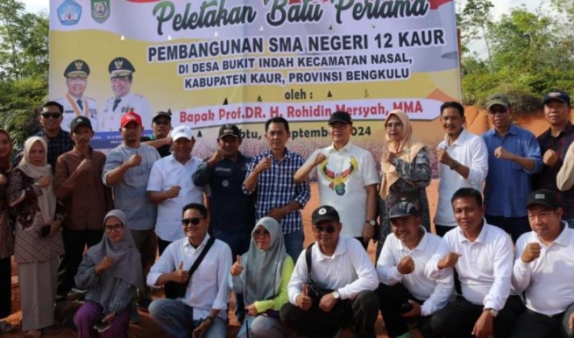 Gubernur Provinsi Bengkulu, Dr. H. Rohidin Mersyah, secara simbolis melakukan peletakan batu pertama untuk pembangunan Unit Sekolah Baru (USB) SMA Negeri 12 Kaur yang berlokasi di Desa Bukit Indah, Kecamatan Nasal, Kabupaten Kaur, Sabtu, (21/9/2024).