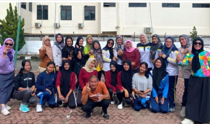 Dalam rangka menjaga kesehatan jasmani dan meningkatkan kebugaran, Dinas Pendidikan dan Kebudayaan (Disdikbud) Provinsi Bengkulu kembali menggelar kegiatan rutin senam bersama pada Jumat (8/11/2024).