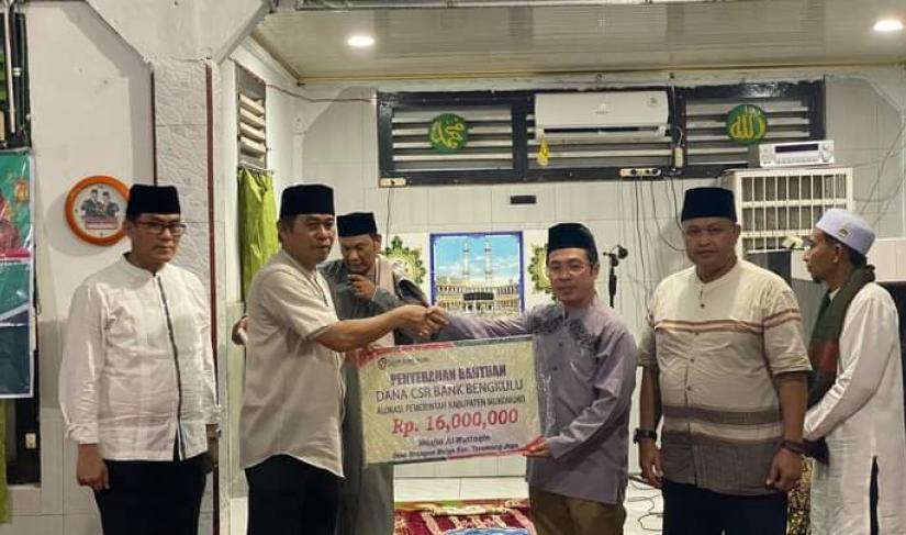 Melalui Tim Safari Ramadhan, Pemkab Mukomuko Salurkan Dana CSR Untuk Pembangunan Masjid Dan Musala Foto/Dok: Surya