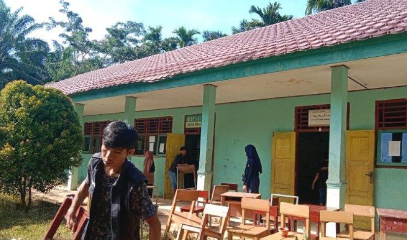 Pengamanan aset sekolah saat banjir.
