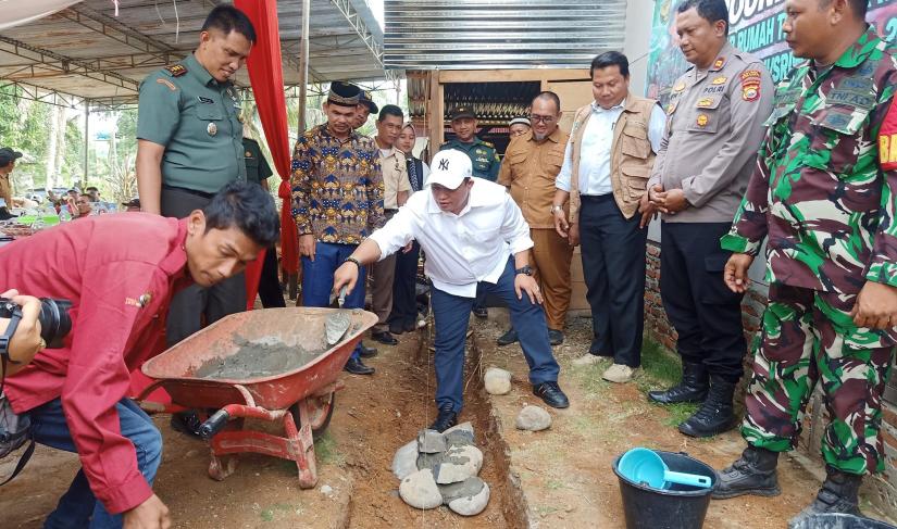 Bupati Seluma menghadiri acara groundbreaking rehabilitasi Rumah Tidak Layak Huni (RTLH) yang dilaksanakan di halaman rumah pemilik RTLH, Yuliana, di Desa Talang Benuang pada Senin (15/7/2024).