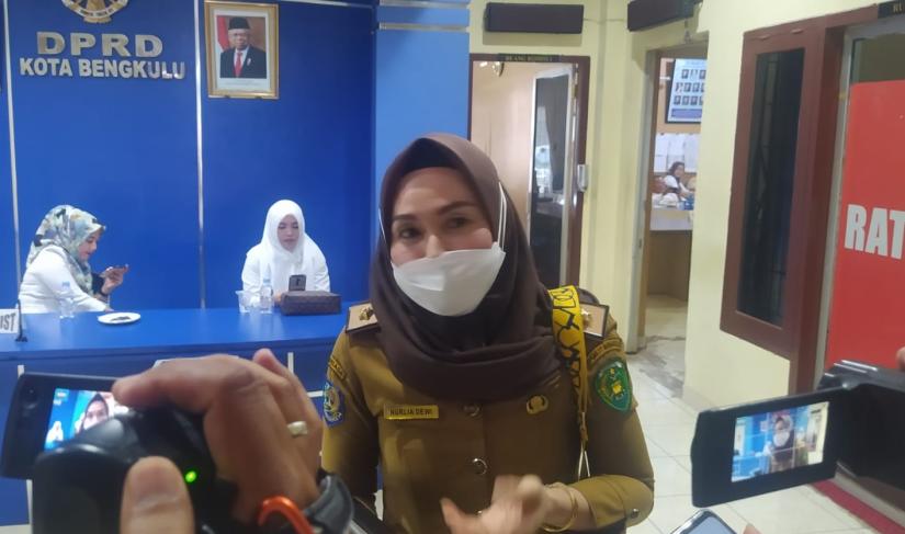 Kadis Koperasi dan UMKM Kota Bengkulu, Nurlia Dewi saat diwawancarai. (Foto:Fatmala/Penarafflesia.com).