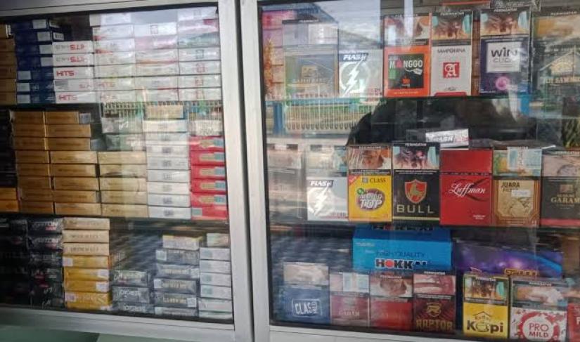 Rokok ilegal yang dijual di salah satu warung di Kota Bengkulu. (Foto: Agus/Penarafflesia.com).