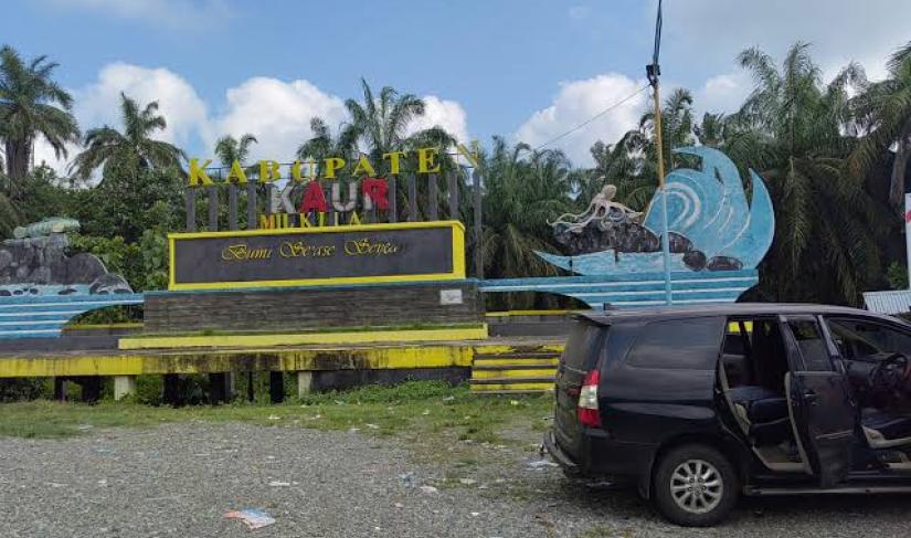 Hurif pada tulisan patung gurita yang menjadi Icon Kabupaten Kaur banyak yang hilang, Kamis, (09/08/2024)