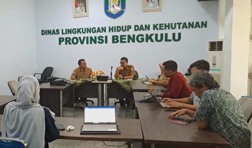Rakor pelaksanaan kegiatan RBP GCF REDD+ di aula Dinas LHK Provinsi Bengkulu, Senin (25/11/2024). (Oki~PenaRafflesia.Com)