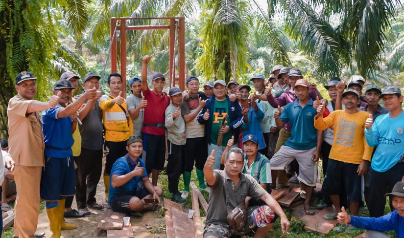 Bupati melakukan peninjauan langsung ke lokasi perbaikan jembatan di Desa Gunung Mesir, Kecamatan Semidang Alas, pada Senin (22/7/2024).