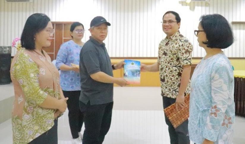 Kepala Kantor Wilayah Kementerian Agama Provinsi Bengkulu, Dr. H. Muhammad Abdu, S.Pd.I, MM, bersama Mastiur Purba, S.Ag, menyerahkan secara simbolis SK Penetapan kepada Penyuluh Agama Kristen Non PNS tahun 2024, menandai komitmen kuat dalam mempromosikan moderasi beragama dan persatuan di masyarakat (FOTO: Agus/Penarafflesia.com)