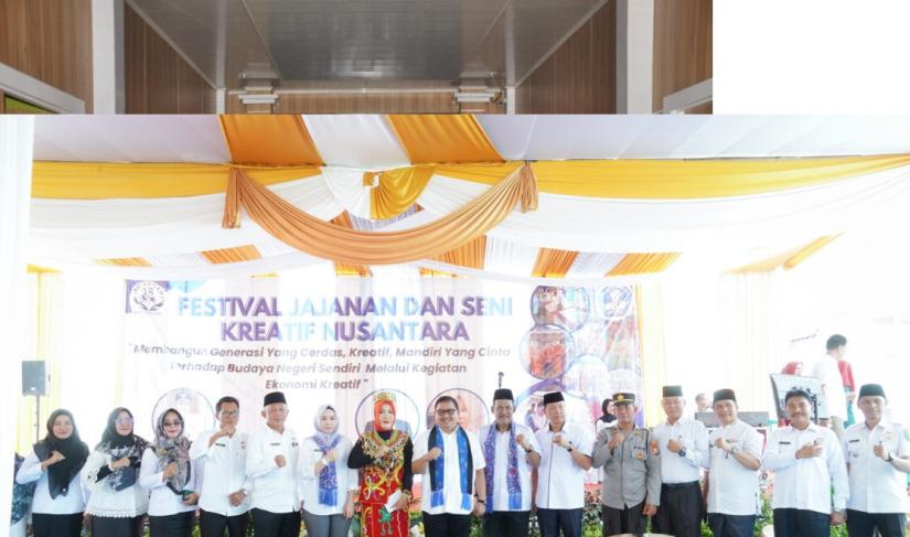 Pj Walikota Bengkulu Arif Gunadi Menikmati Makanan di Stand Siswa SMPN 18 Selama Festival Jajanan dan Seni Kreatif Nusantara, Memperlihatkan Dukungannya Terhadap Kreativitas dan Kewirausahaan Siswa (FOTO: MC/HO-IKOBENGKULU)