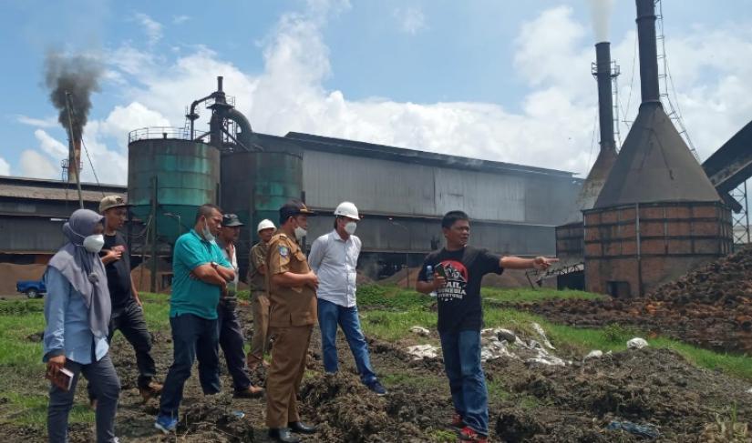DLH Mukomuko melakukan pemeriksaan dokumen lingkungan Pabrik Minyak Kelapa Sawit PT Karya Sawitindo Mas untuk mencegah polusi udara.