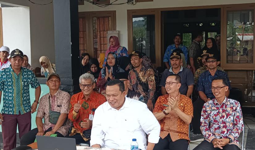 Bupati Seluma, Erwin Octavian, SE, melakukan peluncuran program Merdeka Sinyal melalui video conference langsung dari Kantor Camat Ulu Talo pada Kamis (11/7/2024).