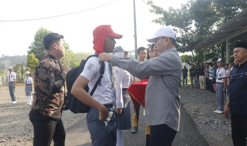 Asisten Pemerintahan dan Kesejahteraan Rakyat bertindak sebagai pembina apel pembukaan karantina Calon Paskibraka Tahun 2024, di Kantor Kesbangpol Seluma, Kamis (8/8/2024).