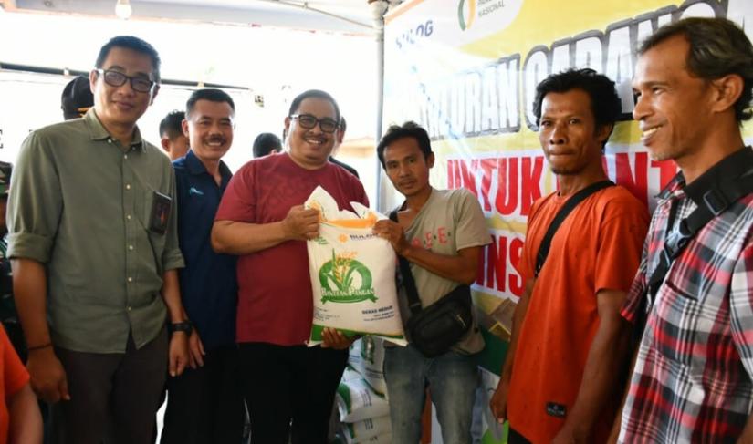Pj Walikota Bengkulu Arif Gunadi dan Pemimpin Bulog Wilayah Bengkulu Dody Syahrial menyerahkan bantuan beras CPP kepada masyarakat, sebagai bagian dari upaya pemerintah dalam mengatasi inflasi dan meningkatkan ketahanan pangan di Kota Bengkulu. (FOTO: MC Kota/Penarafflesia.com)