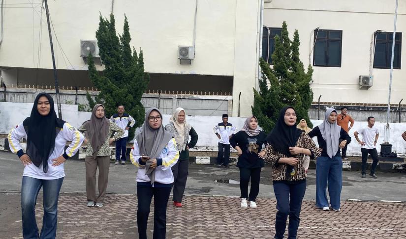 Dinas Pendidikan dan Kebudayaan (Dikbud) Provinsi Bengkulu menggelar kegiatan senam bersama di halaman Kantor Dinas Dikbud Provinsi Bengkulu. Kegiatan yang berlangsung pada Jumat (11/10/2024) ini merupakan agenda rutin.