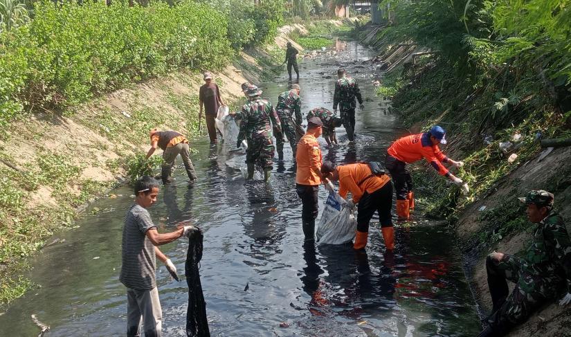 Bakti Sosial Kodim 0407 Kota Bengkulu bersama jajaran Pemerintah Kota Bengkulu dalam rangka memperingati HUT Kodam II/Sriwijaya ke-78, Jumat (8/12/23). (Foto : Bisri)