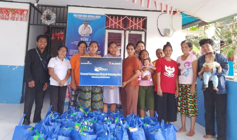 CSR HALMAHERA : Perwakilan XL Axiata menyerahkan bantuan untuk korban bencana erupsi  Gunung Ibu di Desa Sangaji Nyeku, Kecamatan Tabaru, Kabupaten Halmahera Barat, pekan lalu.  XL Axiata memastikan secara umum semua layanan telekomunikasinya aman, tidak terdampak secara signifikan oleh terjadinya erupsi  Gunung Ibu di Kabupaten Halmahera Barat.