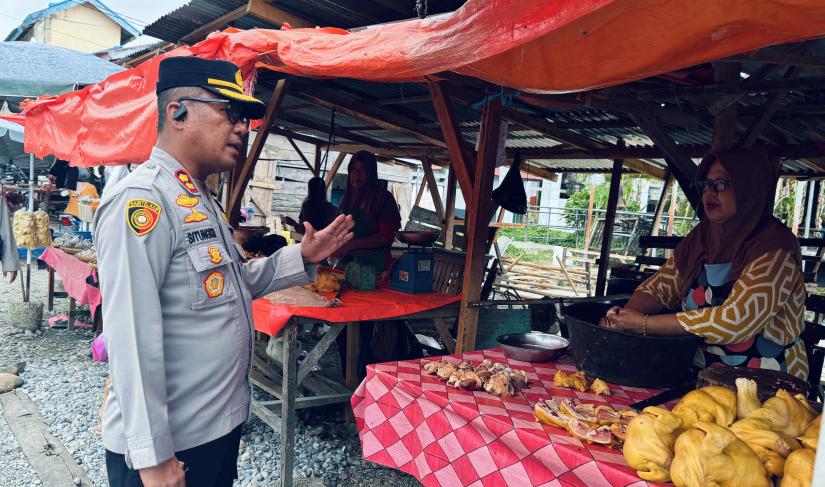 Tampak Kapolres Bengkulu Selatan AKBP Florentus Situngkir, SIK saat berinteraksi langsung dengan salah satu pedagang pasar Ampera/Humas.
