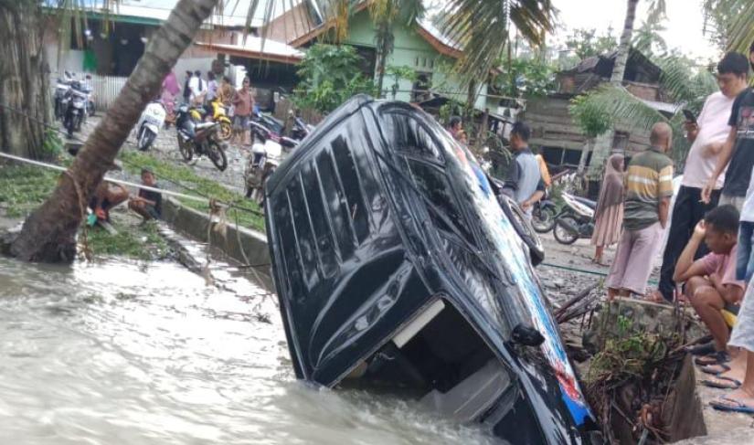 Kondisi paska banjir bandang, beberapa kendaraan milik warga yang ditemukan tersangkut dikarenakan dibawa derasnya arus Sungai, Senin (7/04/2025).