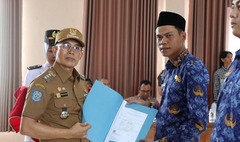 Bupati Bengkulu Selatan Gusnan Mulyadi saat menyerahkan SK