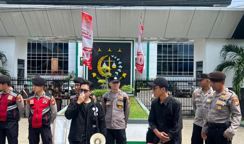 Aliansi Pemuda Indonesia (API) Bengkulu Tengah menggelar aksi demonstrasi di depan gedung Kejaksaan Tinggi (Kejati) Bengkulu, Rabu siang, (19/11/25). 