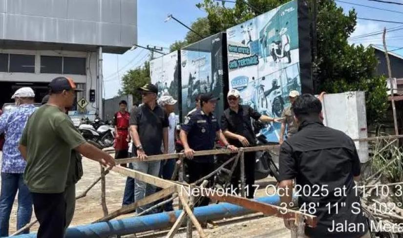 Proyek pembangunan Box Culvert dan oprit di Jalan Merapi Raya, Kebun Tebeng, Jumat (17/10/2025).