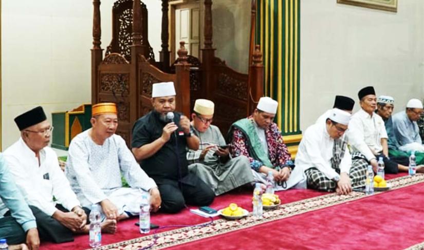 Penyerahan Dana Bergulir BAZNAS Microfinance Masjid (BMM) Nur Asiah dalam kegiatan buka puasa bersama di Masjid Nur Asiah, Kelurahan Sidomulyo, Senin (27/10/2025)
