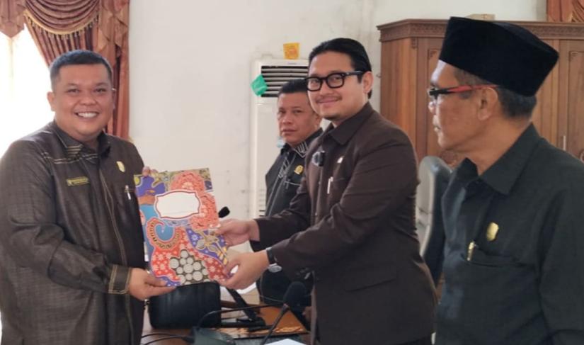 Raperda Perubahan APBD 2025 resmi disahkan DPRD Kepahiang. Pendapatan turun, belanja dipangkas, fraksi beri catatan tegas.