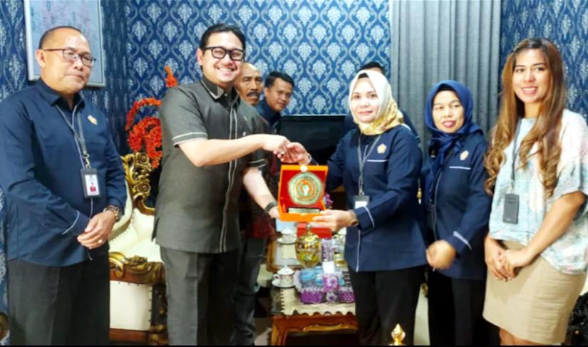 Ketua DPRD, Gregory Dayefiandro, S.E., M.Sc., didampingi Plt. Sekretaris DPRD, Ayub David Pranoto, S.I.P., M.A.P menerima Audiensi STIHPADA Palembang.