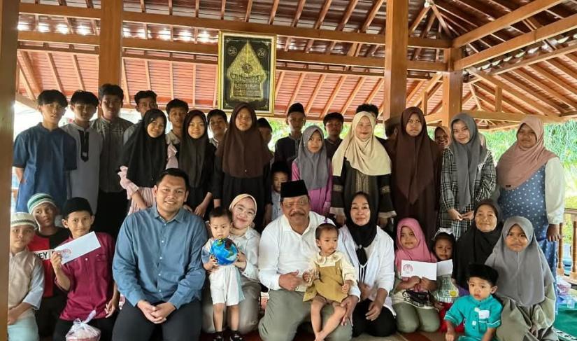 Tasyakuran bersama sejumlah anak yatim di kediaman pribadinya di Kecamatan Ketahun, Bengkulu Utara, pada Sabtu (1/11) soreh.
