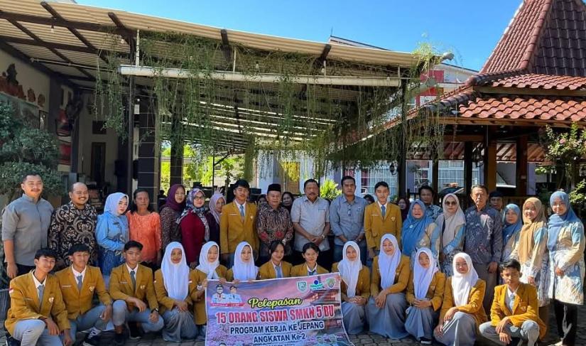Wakil Gubernur Bengkulu, Mian, secara resmi melepas 15 siswa SMKN 5 Bengkulu Utara.