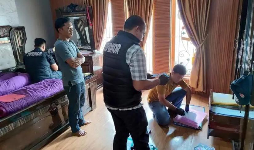 Tim Subdit Tipidkor Ditreskrimsus Polda Bengkulu menggeledah dua rumah pribadi Sekretaris Dewan DPRD Provinsi Bengkulu, Mustarani Abidin, Rabu (5/11/2025).