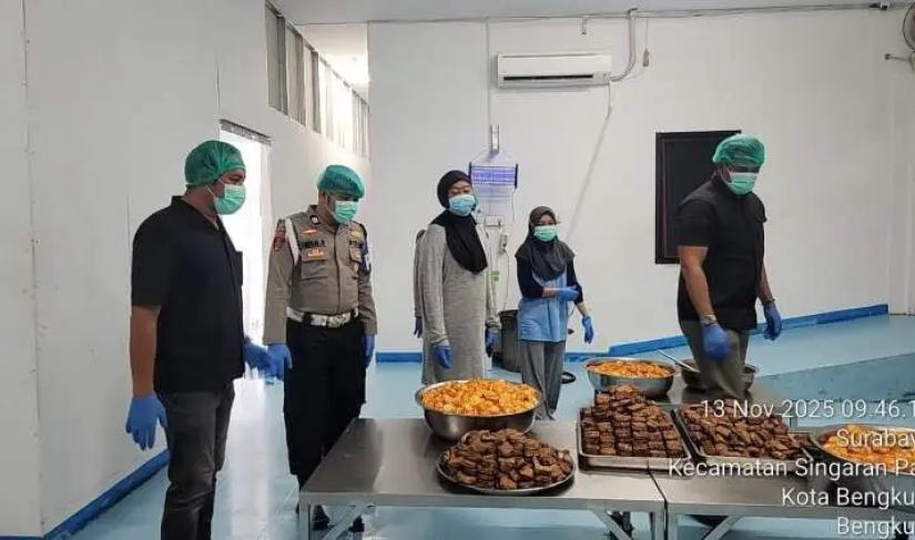 Bidpropam Polda Bengkulu meninjau dan mengawasi pelayanan di Satuan Pelayanan Pemenuhan Gizi (SPPG) Polda Bengkulu 2, Jalan Danau, Kota Bengkulu, Kamis (13/11/2025).