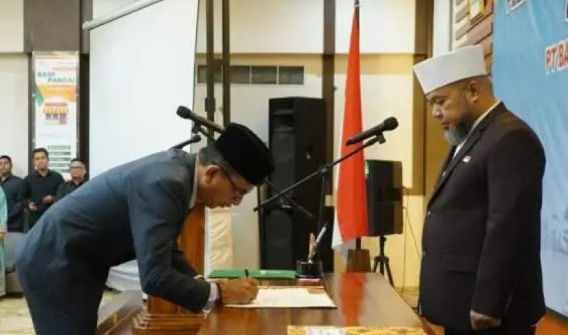 Pelantikan Drs. Riduan, S.IP., M.Si. sebagai Komisaris Independen Bank Bengkulu, Senin (20/10/2025).