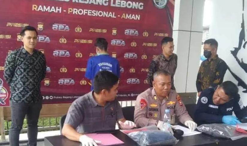 Kabag Ops Polres Rejang Lebong, AKP George Rudiyanto, mengungkapkan  pembunuhan pacar anak yang menggegerkan Desa Air Meles Atas, Kecamatan Selepu Rejang, Jum’at (24/10/2025).