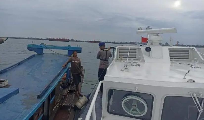 Di Perairan Tanjung Genting, ombak Minggu pagi itu bergerak tenang ketika Kapal XXVII-2002 milik Ditpolairud Polda Bengkulu melaju perlahan., Minggu (16/11/2025).