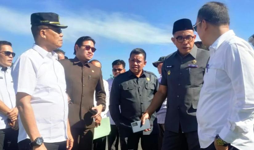 Ketua DPRD Kepahiang  bersama Bupati dan wakil bupati saat mendampingi Ketua DPRD Provinsi Bengkulu meninjau lahan calon Sport Center.
