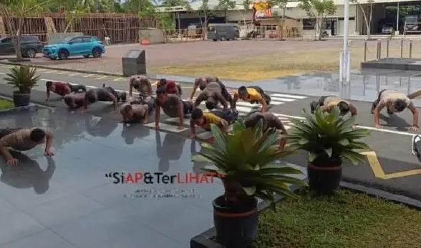 Kegiatan Pembinaan Fisik di lapangan Anton Sudjarwo Polda Bengkulu, Selasa (21/10/2025).