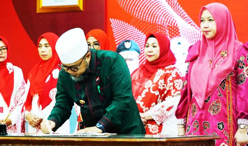Pengukuhan Bunda Literasi Provinsi Bengkulu dan Bunda Literasi kabupaten/kota se-Provinsi Bengkulu periode 2025–2030 dalam acara yang digelar di Balai Raya Semarak Bengkulu, Senin (27/10/2025).