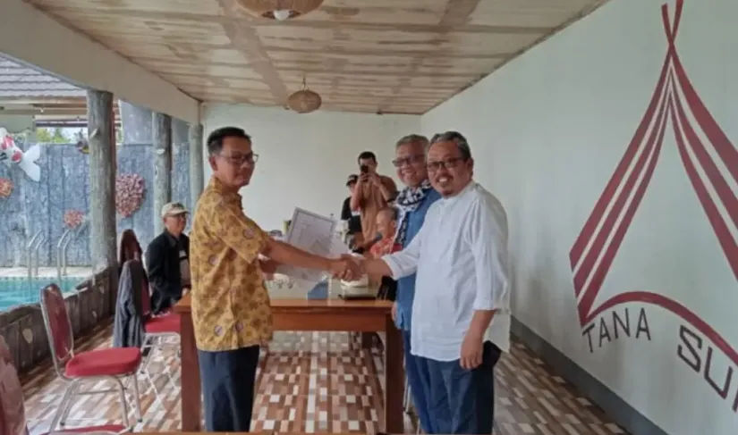 Penyerahan SK pendirian Baitul Tamwil Muhammadiyah oleh Ketua PWM Bengkulu, Fajrul Hamidi kepada pengurus, Rabu, 3 September 2025.