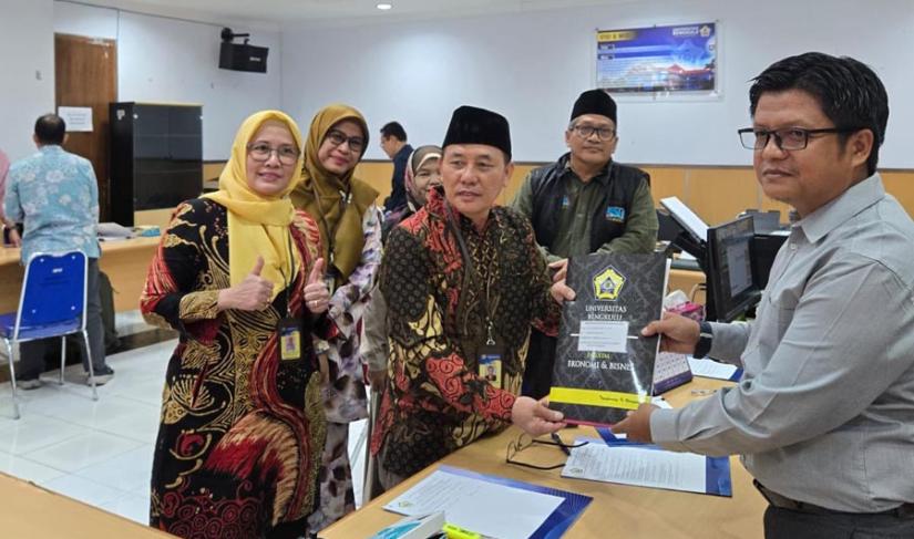 Prof. Kamaludin saat mendaftar sebagai kandidat Rektor UNIB periode 2025-2030, Selasa (17/6/2025). (IST/PenaRafflesia.Com)